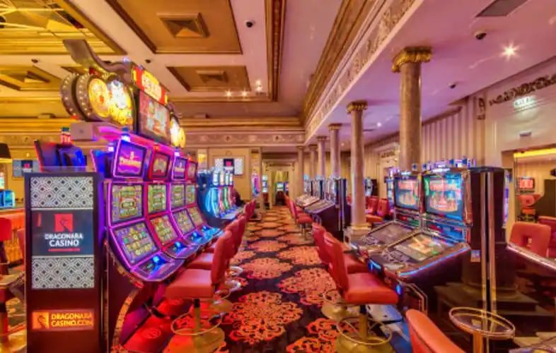 ur666 Myanmar Online Gaming Platform ကစားသမားများ Mobile ဖြင့် ကစားနေသောမြင်ကွင်း
